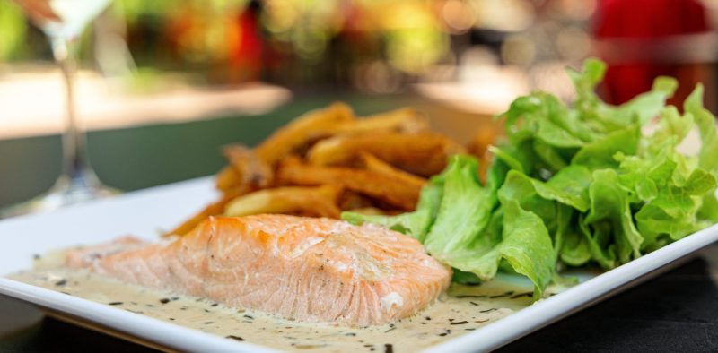 restaurant l'orée du parc à Becherel - filet de saumon - frites maisons et salade verte